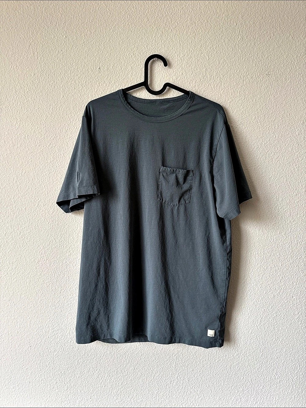 Vuori Short Sleeve Pocket Tee in Blue Gray Large